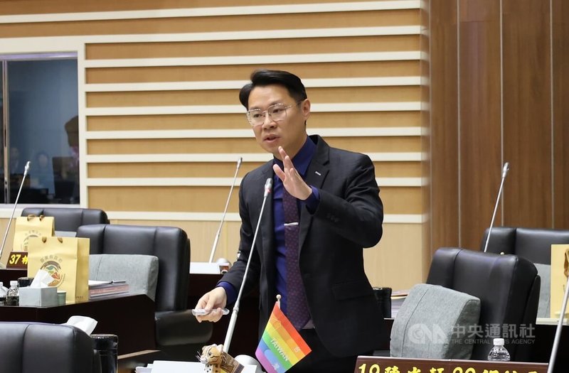 苗栗縣政府自民國113年起提供設籍育齡婦女凍卵補助，民進黨籍縣議員陳光軒（圖）28日質詢時建議提高補助額度，並以性別平權角度納入對男性的凍精補助。中央社記者管瑞平攝　114年11月28日