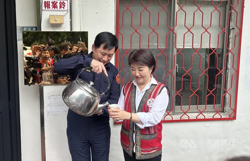 台中市和平警分局大棟派出所位處和平山區,門口放有「奉茶」茶壺,提供給過路旅客、自行車民眾補充水分用,市長盧秀燕(右)日前和平專案行程視察時,特別感謝派出所員警的貼心。中央社記者趙麗妍攝 114年11月28日