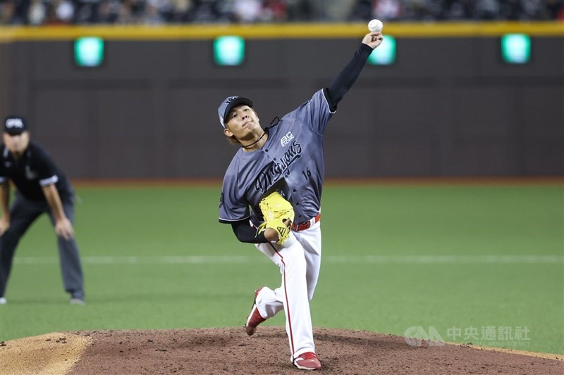 味全龍隊28日提交60人契約保留球員名單，33歲投手王維中（圖）不在名單內，領隊丁仲緯表示，球隊有提供方案持續溝通、但也不限制王維中尋求其他機會。（中央社檔案照片）
