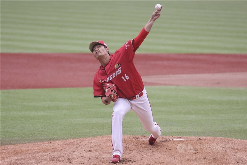 味全龍隊投手王維中沒有被放在契約球員保留名單中，目前在國外訓練，據了解也已經有球團探尋。(中央社檔案照片）