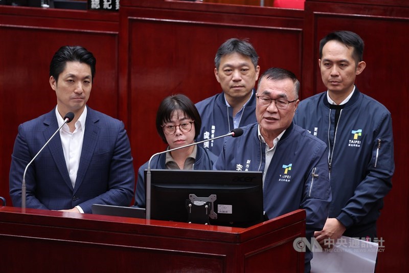 台北市議會28日下午進行市政總質詢及答覆，台北市長蔣萬安（前左）、副市長李四川（前右）等官員列席備詢。(中央社檔案照片）
