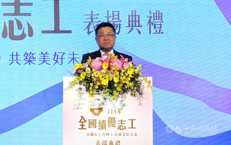 社會邁向超高齡化，衛福部次長呂建德（圖）28日指出，國內65歲以上的志工逾39萬人，占總高齡人口數的8.7%。為讓志工們服務時安全更有保障，已跟金管會研議提高志工投保年齡至80歲的商業保險，共同推展「助人最樂，服務最榮」的友善志願服務環境。中央社記者曾以寧攝　114年11月28日