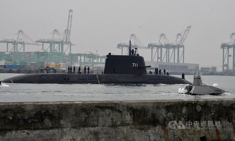 潛艦國造原型艦海鯤號28日上午再度出海進行第5次浮航測試，潛艦上站著許多國軍及技術人員。中央社記者董俊志攝　114年11月28日