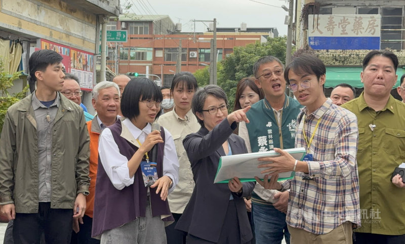 副總統蕭美琴（前左3）9月出席「第15屆大專生洄游農村競賽」時，對雲林縣土庫鎮青年以特展「土庫夜卡古」帶領民眾認識土庫生活態樣留下深刻印象，她28日親自走訪，為青年們加油打氣。中央社記者姜宜菁攝  114年11月28日