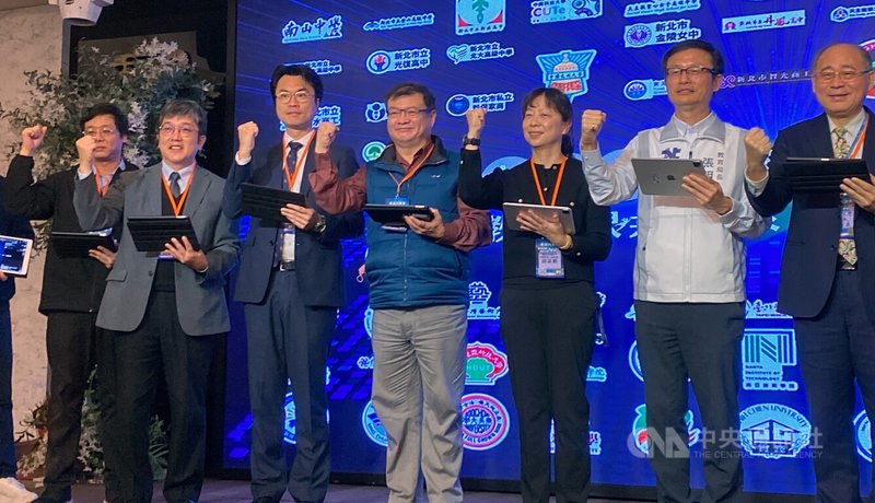 新北市教育局28日在市府舉行教育計畫交流合作會議,宣布透過「高中與大學共創學習媒合平台」整合教育資源。教育局長張明文(右2)與澎湖科技大學副校長邱采新(右3)等人一起透過平板電腦啟動儀式。中央社記者黃旭昇新北攝 114年11月28日