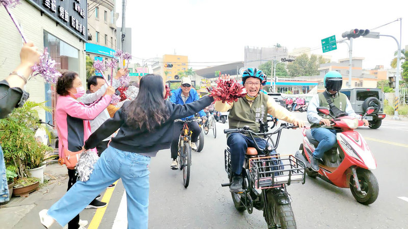 前彰化市長邱建富（前中）積極競逐民進黨彰化縣長提名，28日組成「富哥鐵馬隊」挑戰單日騎行百公里、繞行彰化8大郵局，象徵未來縣政使命必達。（邱建富提供）中央社記者鄭維真傳真　114年11月28日