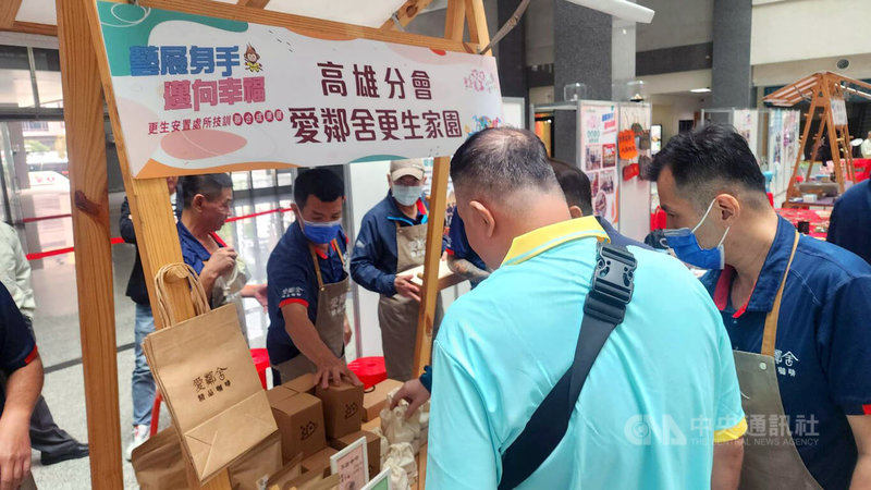 台灣更生保護會成立80週年,為展現全國安置處所豐碩技藝訓練成果,同時促進社會接納與理解,28日在高雄市政府1樓大廳舉行「更生80 溫暖有感 以愛賦歸-藝展身手 邁向幸福」技訓聯合成果展。中央社記者洪學廣攝 114年11月28日