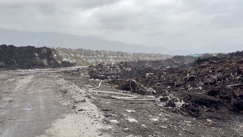 花蓮市垃圾掩埋場沼氣外洩引起火災，火勢燃燒超過8小時後，於28日凌晨獲控制，現場仍有多處白煙冒出。（民眾提供）中央社記者張祈傳真　114年11月28日