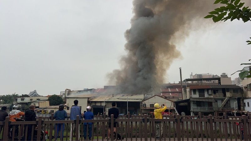 高雄市三民區孝順街1間烤漆工廠28日下午火警,現場黑煙竄天,消防布線搶救中。(讀者提供)中央社記者洪學廣傳真 114年11月28日