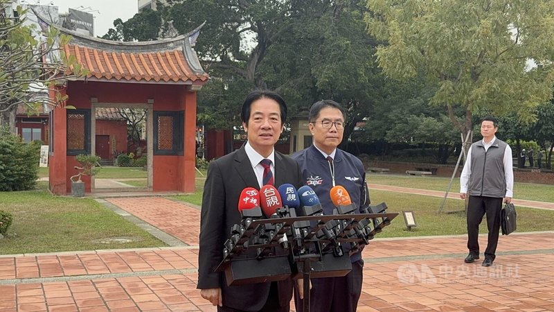 總統賴清德（左）28日上午前往台南孔廟參香祈福，並接受媒體聯訪。前右為台南市長黃偉哲。中央社記者張榮祥攝　114年11月28日