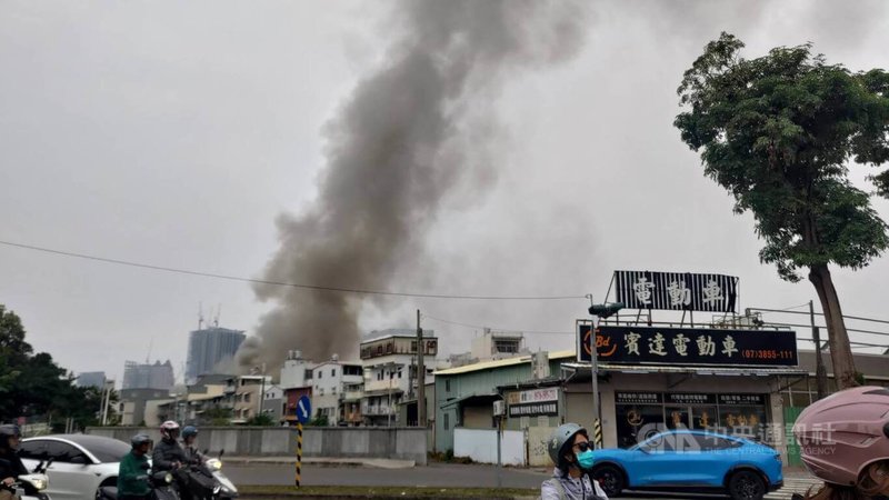 高雄市三民區孝順街1間烤漆工廠28日火警，鐵皮屋冒出濃濃黑煙，消防獲報出動人車到場灌救。中央社記者洪學廣攝　114年11月28日