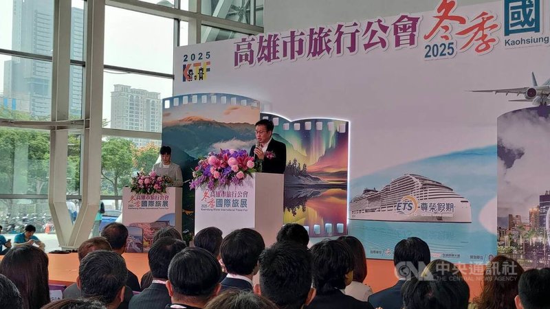 「2025高雄市旅行公會冬季國際旅展」28日起至12月1日在高雄展覽館登場，高雄市旅行公會理事長蔡宗佑（後中）表示，旅展涵蓋海內外觀光機構、航空公司、各縣市政府觀光局及相關產業等近400格展位，全力搶攻寒假商機。中央社記者林巧璉攝　114年11月28日