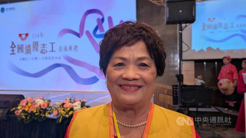 114年全國績優志工表揚典禮28日在台北舉行，今年85歲的黃玉霞（圖）13年來風雨無阻為失能長者送餐，擁有「比外送平台還厲害的志工」稱號，榮獲本屆特殊貢獻獎肯定。中央社記者曾以寧攝 114年11月28日