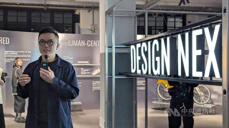 設計師鍾秉宏(前)28日帶領媒體導覽2025台灣設計週特展「DESIGN NEXT進未來」,分享其主題呼應IASDR國際設計研究研討會主題Design NEXT。中央社記者王寶兒攝 114年11月28日