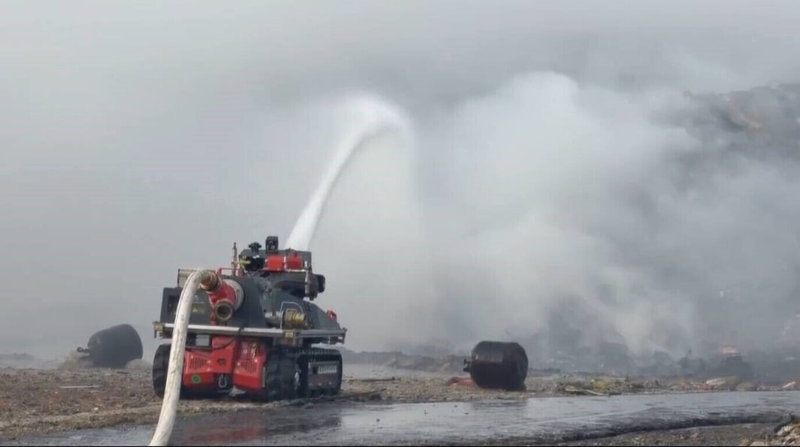 澎湖紅羅村垃圾衛生掩埋場27日凌晨發生大火,消防局表示,此次火警規模大,除馬公及各鄉市消防分隊投入馬拉松式救援外,僅有的消防機器人也加入灑水降溫。(澎湖消防局提供)中央社 114年11月28日