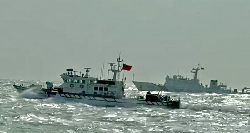 4艘中國海警船28日現蹤金門水域，海巡署巡防艇航前近迫監控，阻擋中國海警船深入金門水域，並透過中、英文無線電廣播要求海警船轉向航離。（海洋委員會海巡署金馬澎分署提供）中央社記者吳玟嶸傳真　114年11月28日