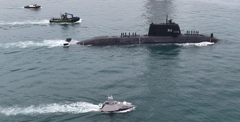 海鯤軍艦28日完成浮航測試，並由台船公司所研製的「奮進魔鬼魚號」無人船伴航。（台船公司提供）中央社記者吳書緯傳真　114年11月28日
