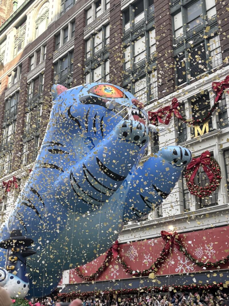 「Kpop獵魔女團」裡的可愛藍色老虎Derpy加入今年紐約梅西百貨感恩節遊行。（圖取自facebook.com/Macys）