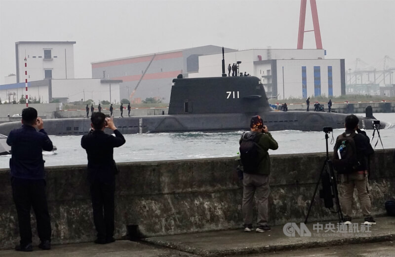 潛艦國造原型艦海鯤號28日上午再度出海進行第5次浮航測試；守在高雄港邊的媒體、軍事迷搶拍海鯤號出航。中央社記者董俊志攝　114年11月28日