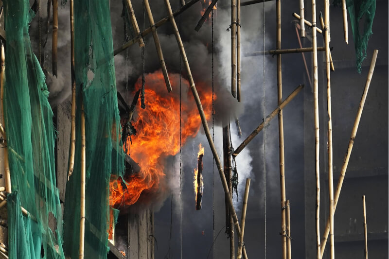香港新界大埔宏福苑大樓外牆竹棚被燒毀。（共同社）