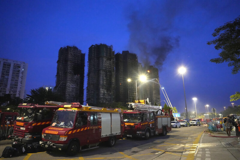 香港新界大埔宏福苑火災，27日大樓仍冒出濃煙。（共同社）