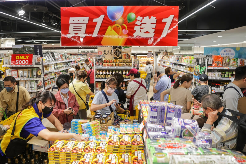 圖為百貨公司週年慶採購人潮。（中央社檔案照片）