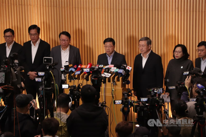 香港行政長官李家超（後排中間）27日率同主要官員說明大埔宏福苑大火的後續工作，包括受災居民的住宿安排，以及向每戶提供現金援助。中央社記者張謙香港攝　114年11月27日