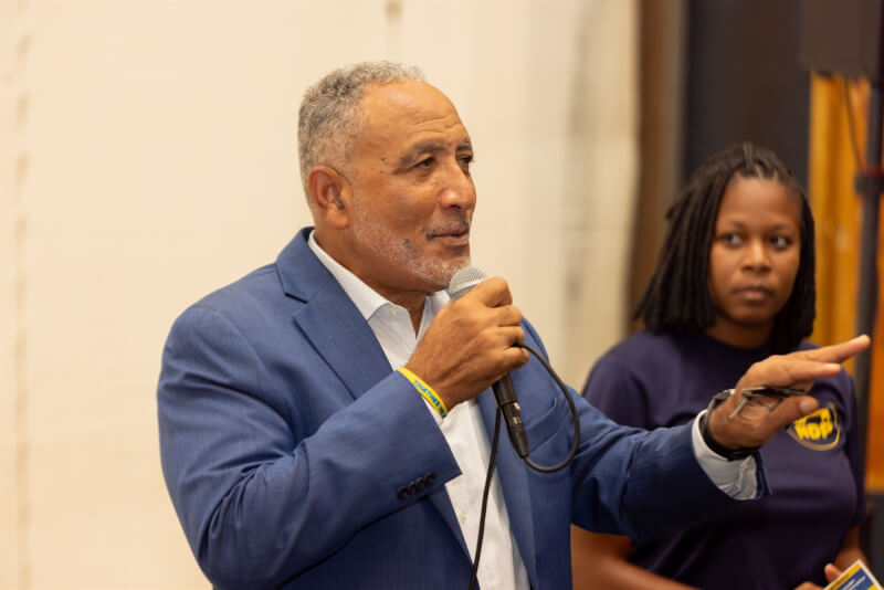 聖文森及格瑞那丁27日舉行國會大選，新民主黨黨魁佛萊代（前）宣布勝選。（圖取自facebook.com/GodwinFridayMP）