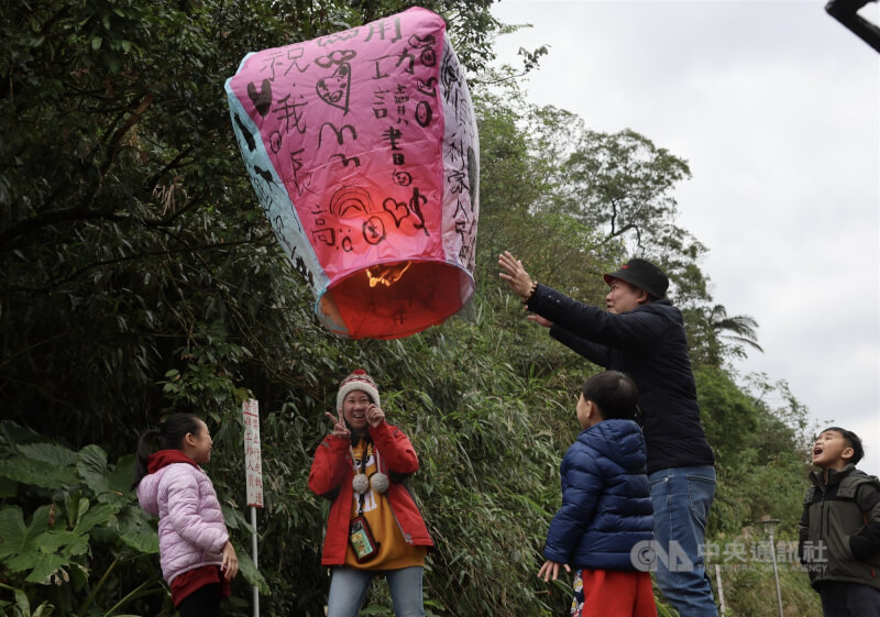 圖為民眾前往平溪老街體驗放天燈。（中央社檔案照片）