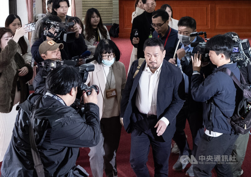 立法院會28日對行政院長卓榮泰施政報告繼續質詢，勞動部長洪申翰（前右2）等官員列席，媒體會前堵訪詢問有關勞動部轄下職災重建中心傳出霸凌一事。中央社記者趙世勳攝　114年11月28日