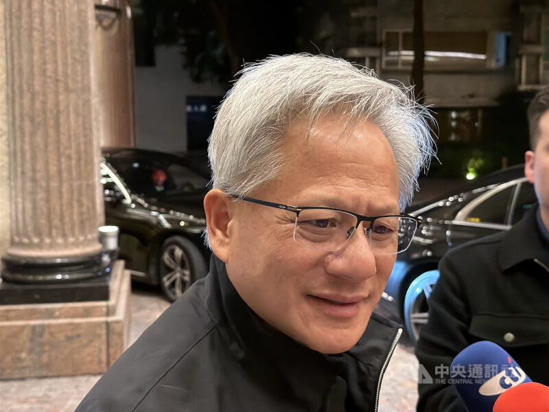 輝達執行長黃仁勳27日現身台北，晚間返回下塌飯店文華東方。中央社記者吳家豪攝　114年11月27日