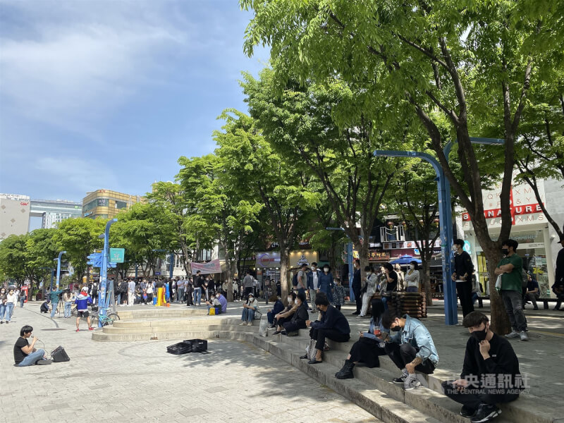 圖為韓國首爾弘大鬧區人潮。（中央社檔案照片）