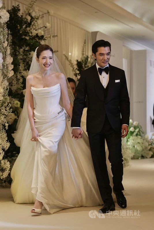 藝人許瑋甯（左）、邱澤（右）結婚近4年並育有1子，28日在台北文華東方酒店補辦婚宴，會前邱澤牽著許瑋甯甜蜜亮相受訪，兩人臉上笑意藏不住。中央社記者裴禛攝　114年11月28日