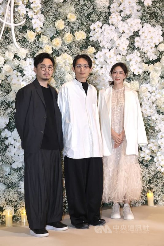 演員邱澤、許瑋甯合作電影「當男人戀愛時」結緣,28日在台北文華東方酒店舉辦婚宴,該片導演殷振豪(中)與監製程偉豪(左)、金百倫(右)出席。中央社記者裴禛攝 114年11月28日