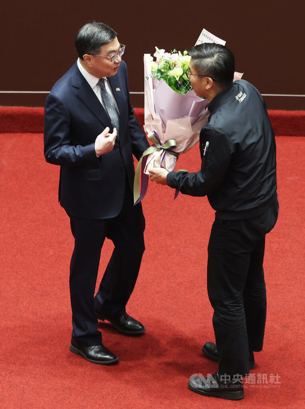 立法院施政總質詢28日落幕,民進黨立法院黨團幹事長鍾佳濱(右)送上花束給行政院長卓榮泰(左),此花的花語為堅毅、勇敢。中央社記者趙世勳攝 114年11月28日