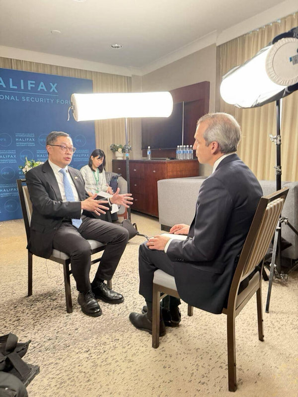 外交部政務次長陳明祺（左）日前赴加拿大出席「哈利法克斯國際安全論壇」期間，接受美國「公共電視網新聞時段」專訪。（外交部提供）中央社記者吳書緯傳真 114年11月28日