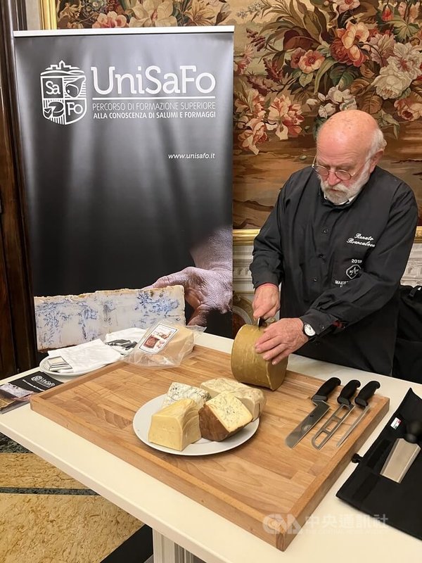 起司大師布蘭卡雷翁尼（Renato Brancaleoni）擅長非常古老的起司熟成技術。中央社記者黃雅詩羅馬攝114年11月28日