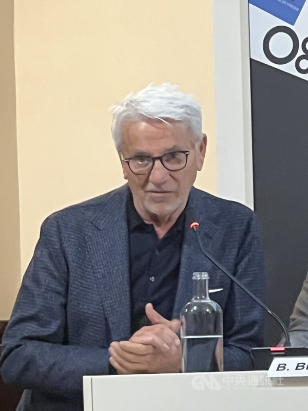 義大利首間火腿起司學校創辦人齊馬第（Claudio Cimardi）日前到羅馬向外媒記者說明創校理念。中央社記者黃雅詩羅馬攝114年11月28日