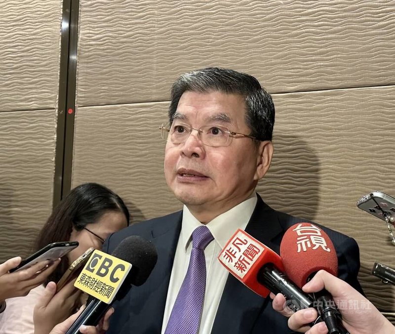 國泰金控28日下午舉行第3季法人說明會，國泰金總經理李長庚（圖）會後受訪時表示，只要AI熱度持續，台灣仍會獲得最大好處，市場波動難免，但大方向不變下，「台股3萬點不是夢」。中央社記者蘇思云攝　114年11月28日