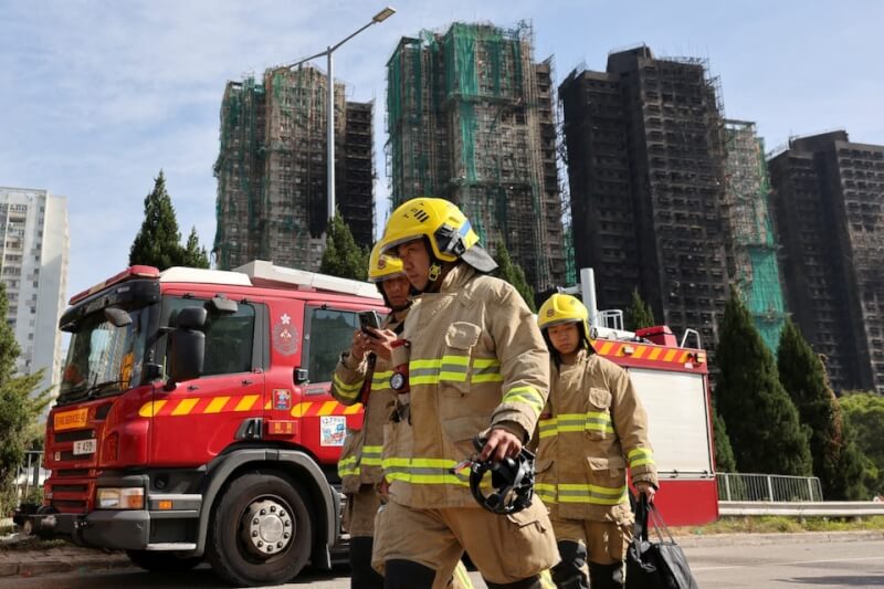 香港大埔宏福苑大火的滅火及救援工作於28日上午結束。圖為消防員在火警現場周邊巡視。（路透社）