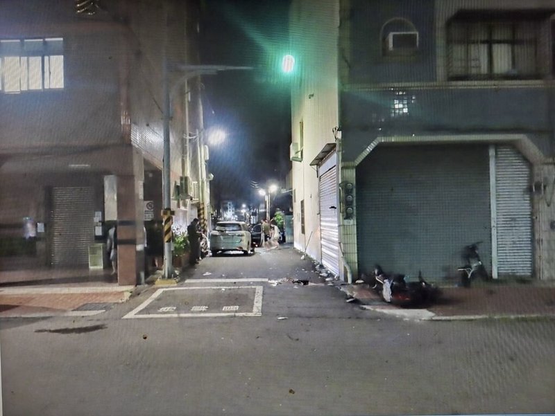 高雄市28日晚間發生死亡車禍，50歲林姓男子開車在林園區一處巷弄欲左轉時，與21歲陳姓機車騎士發生擦撞，騎士送醫不治，肇事原因仍有待鑑定釐清。（高雄市林園警分局提供）中央社記者洪學廣傳真　114年11月29日