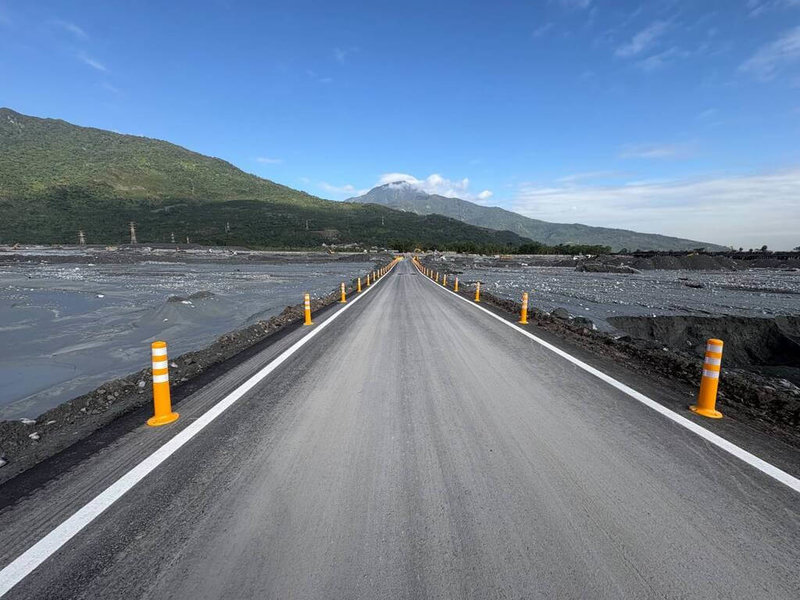 花蓮馬太鞍溪河川水位因鳳凰颱風豪雨及堰塞湖影響，臨時便道局部遭洪水沖毀淹沒，搶修期間多次暴漲洪水又沖毀完成改道的水路；公路局日夜搶修，預計29日中午12時完成搶修恢復通車。（公路局東區養護工程分局提供）中央社記者李先鳳傳真　114年11月29日