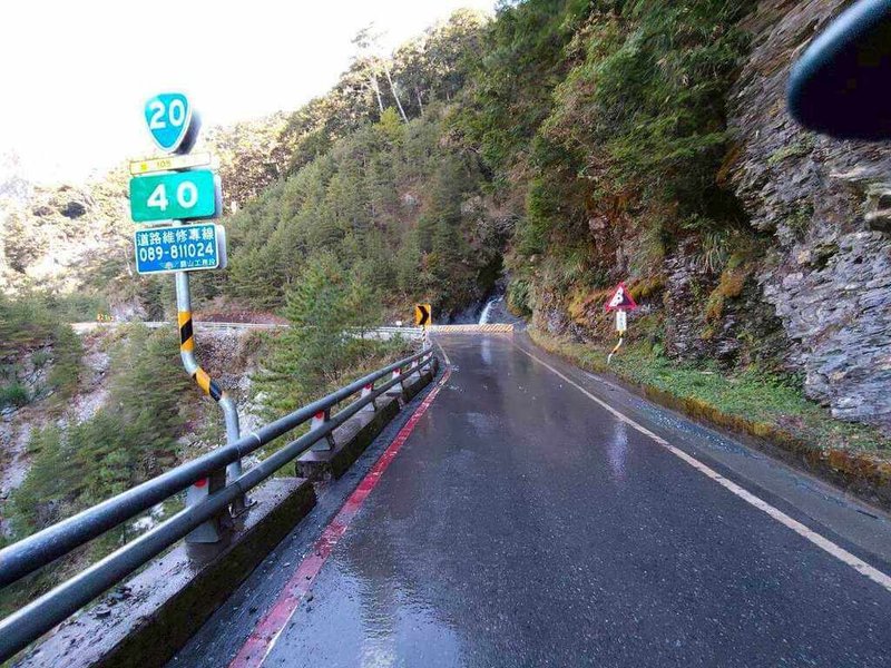 封閉4個多月的南橫公路埡口至向陽路段，因陸續完成局部災後修復，12月1日起開放通行，但尚有部分工程，每週二至週四管制。（公路局關山工務段提供）中央社記者盧太城台東傳真 114年11月29日