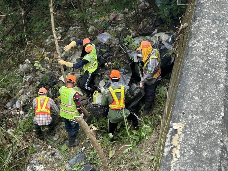 高雄市環保局近期針對列管大型髒亂點進行市容環境整頓，限期地主自行清除改善，若未於期限內改善，區隊將先代為清除，後續仍會向行為人、地主求償相關清除費用，呼籲地主勿心存僥倖、應善盡土地管理責任。（高雄市環保局提供）中央社記者洪學廣傳真　114年11月29日