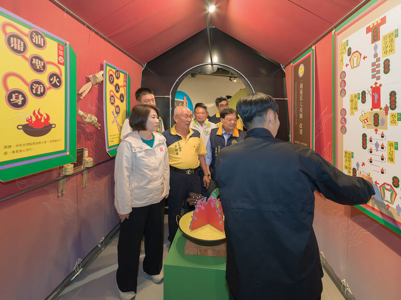 屏東縣政府與東港鎮「七角頭」合作，在王船文化館規劃推出系列特展，其中「七角頭系列特展（二）崙仔頂角–步步祈福運自轉」自29日起登場，屏東縣長周春米（前左）走訪參觀。（屏東縣政府提供）中央社記者李卉婷傳真　114年11月29日