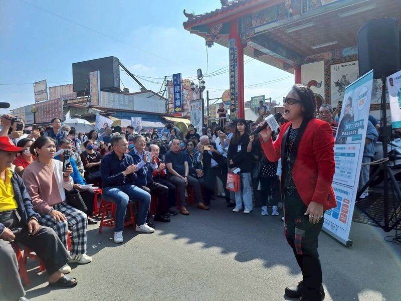 台中區監理所南投監理站29日在南投竹山紫南宮舉辦「高齡換照代言人快閃活動」，代言人沈文程（前右）和來到紫南宮的長輩們互動，分享高齡換照流程以及自己先前換照的經驗。（南投監理站提供）中央社記者吳哲豪傳真　114年11月29日