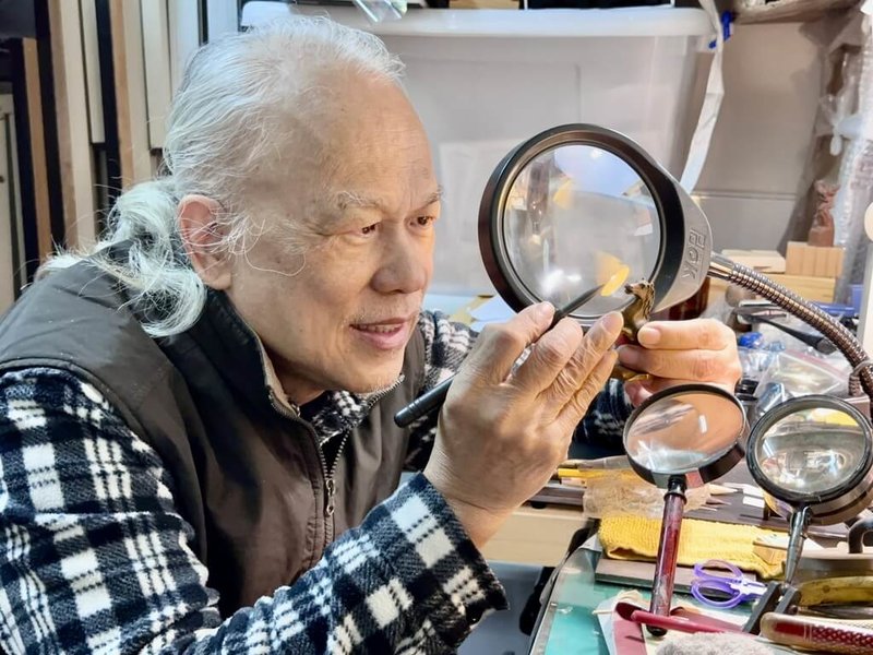 毫芒雕刻藝術家陳逢顯（圖）投身創作45年，至今已完成200多件作品，並不斷挑戰金工創作極限，他的創作需靠著高倍數放大鏡才能觀賞作品栩栩如生的姿態。（陳逢顯提供）中央社記者黃旭昇新北市傳真　114年11月29日
