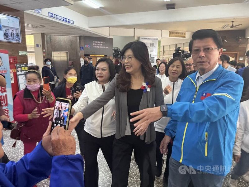 中國國民黨主席鄭麗文（右2）29日出席台南市黨慶活動，受到熱烈歡迎，右為國民黨立委謝龍介。中央社記者張榮祥台南攝 114年11月29日