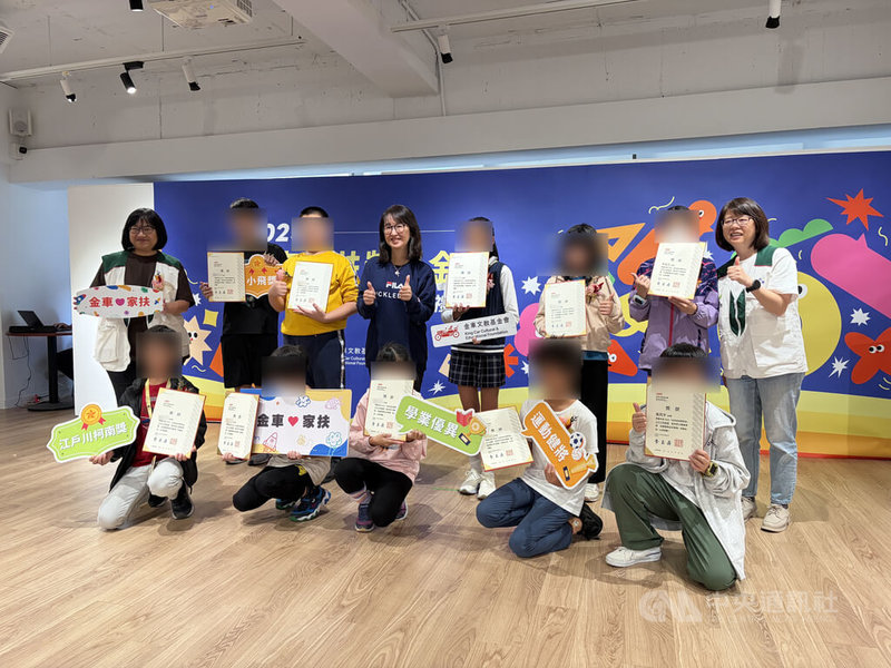 「金車X家扶獎學金」表揚學業、運動、才藝等領域表現傑出學子，設有江戶川柯南獎、巴小飛獎以及藝術家獎等特色獎項，29日舉行頒獎典禮，頒發獎學金給174名兒少。中央社記者吳欣紜攝 114年11月29日