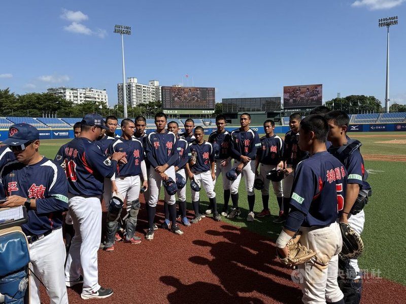 黑豹旗青棒賽4強平鎮高中1比0擊退高苑工商，連3屆晉級冠軍戰，總教練吳柏宏表示，會提醒球員穩紮穩打，就會得到好的結果。中央社記者謝靜雯攝  114年11月29日